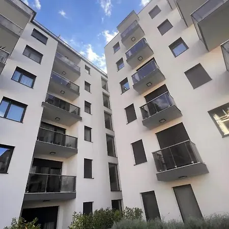 Glamorous In Budapest, Hungary בודפשט